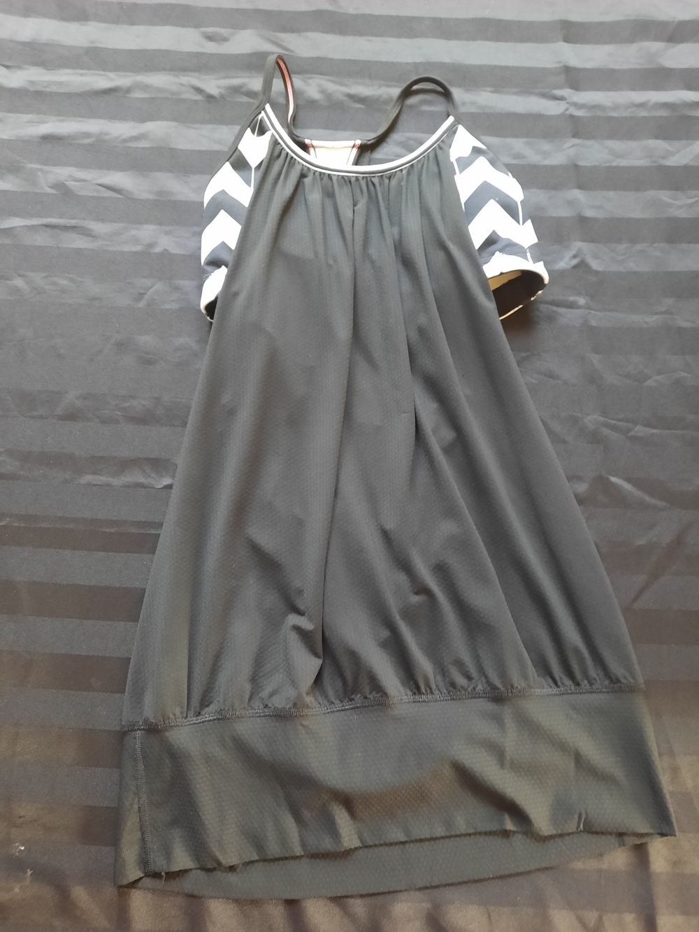 Lululemon Athletica Run For Your Life Black Layer Tank with Chevron Back Detail - Picture 3 of 4